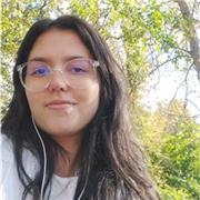 Diplôme en biologie, langue maternelle portugais, expérience dans des séminaires et la rédaction d'articles scientifiques.